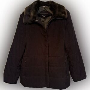 Jones NY Sz Lg Black Quilted Puffer Coat w/ faux fur detach collar, zip & snaps